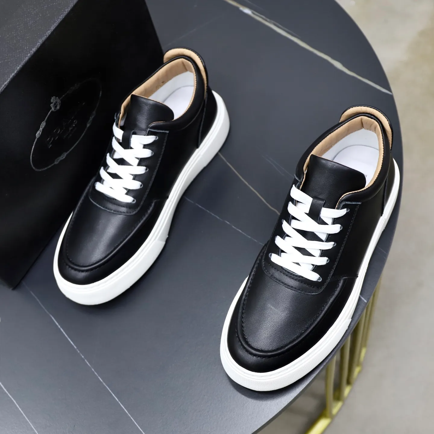 Ex-factory price: 460💰🙅‍♂️🙅‍♂️🙅‍♂️ Brand: PRADA Standard code: 38–44 (45 can be customized) Grade: Same as the official website Material: Original cowhide fabric Comfortable pigskin lining Lightweight wear-resistant outsole Style category: Men's fashionable casual shoes and boots Running sneakers Distinguished luxury brand elements Top luxury Color: actual picture color